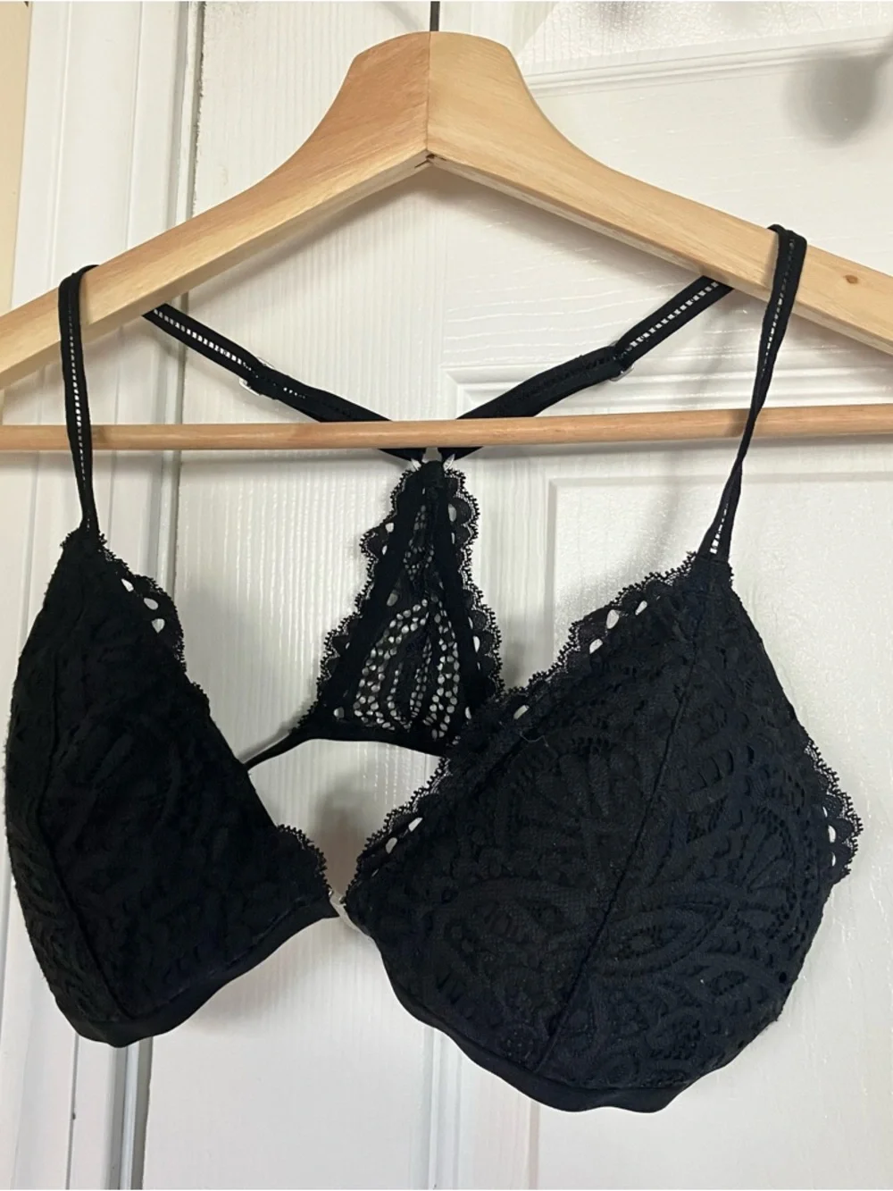 Gilly Hicks Black Lace Wireless Bralette with Racerback Detail - Picture 1 of 6